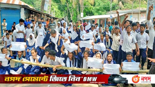 শিক্ষক লাঞ্ছনা : সেই সভাপতির অপসারণ দাবি শিক্ষার্থীদের | স্কুল নিউজ 