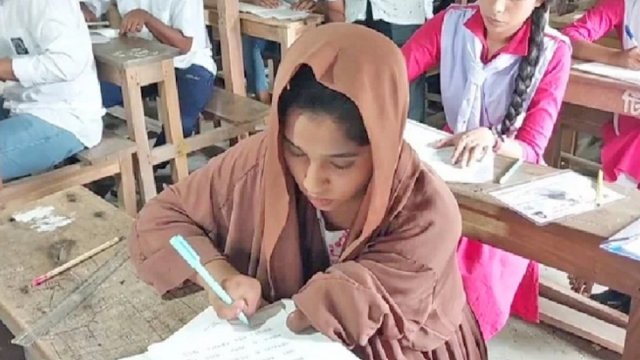 এক আঙুল দিয়েই এসএসসি পরীক্ষা দিচ্ছেন নিপা | পরীক্ষা নিউজ 