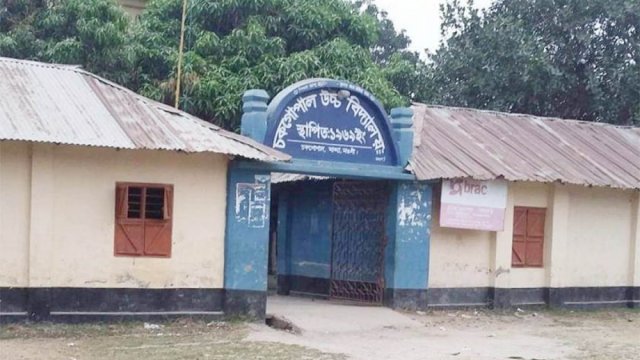 পড়া না পারায় শিক্ষার্থীদের বেধড়ক পেটালেন সেই প্রধান শিক্ষক | স্কুল নিউজ 