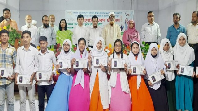 ট্যাব পেলেন আখাউড়ার ১২৬ শিক্ষার্থী | স্কুল নিউজ 