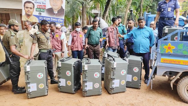 গাজীপুর সিটি নির্বাচন : কেন্দ্রে কেন্দ্রে যাচ্ছে ভোট সামগ্রী | বিবিধ নিউজ 