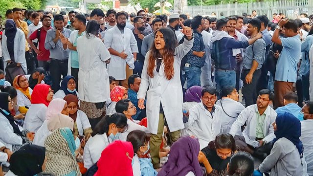 ৫০ হাজার টাকা ভাতার দাবিতে ট্রেইনি চিকিৎসকদের শাহবাগ অবরোধ | মেডিক্যাল নিউজ 