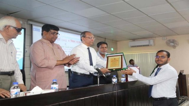 Teacher, student get RU bioscience dean award | University News 