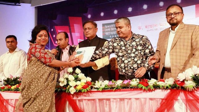 শিক্ষায় বেস্ট রিপোর্টিং অ্যাওয়ার্ড পেলেন সাংবাদিক শাহীন আক্তার | বিবিধ নিউজ 