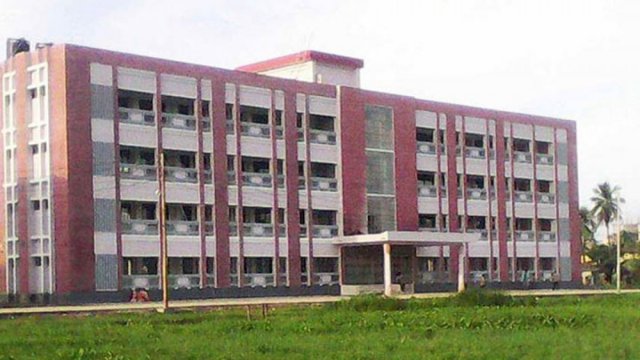 কুমিল্লা ভিক্টোরিয়া কলেজের প্রধান সহকারীর ওপর হা*ম*লার প্রতিবাদ | কলেজ নিউজ 
