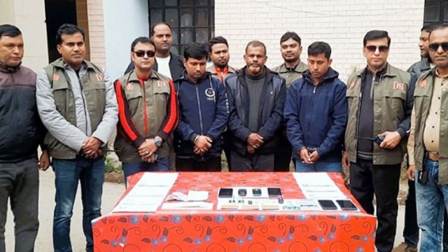 শিক্ষক নিয়োগ পরীক্ষায় জালিয়াতি, গ্রেফতার ৩ | শিক্ষক নিবন্ধন নিউজ 