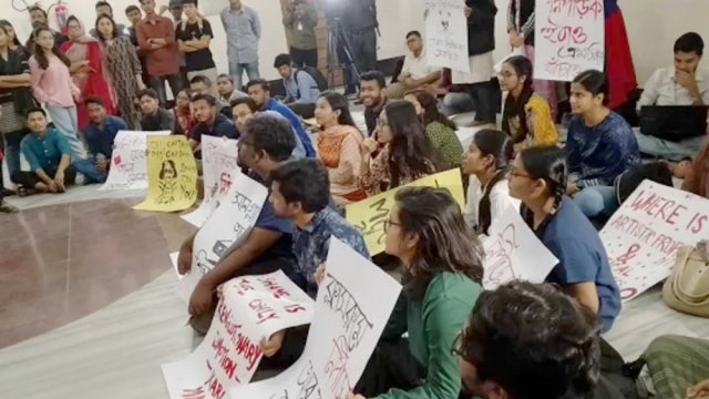 ঢাবিতে ক্লাস-পরীক্ষা বর্জন করে যৌন হয়রানির প্রতিবাদ | বিশ্ববিদ্যালয় নিউজ 