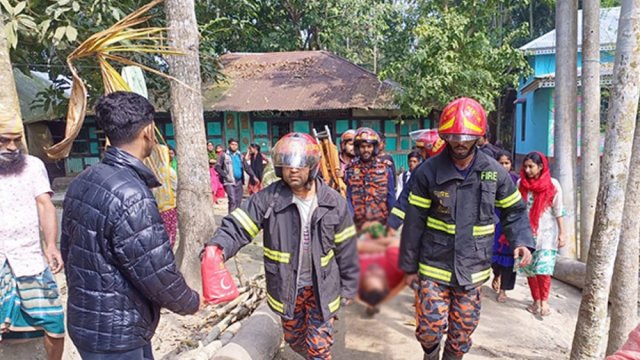 উদ্ধারের সময় বোমা বিস্ফোরণ, এসআইসহ আহত ৩ | বিবিধ নিউজ 