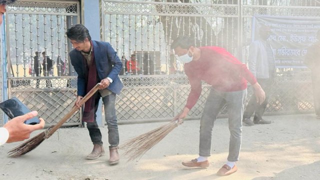 পীরগঞ্জে ক্যাম্পাস পরিষ্কার-পরিচ্ছন্নতা অভিযান | কলেজ নিউজ 