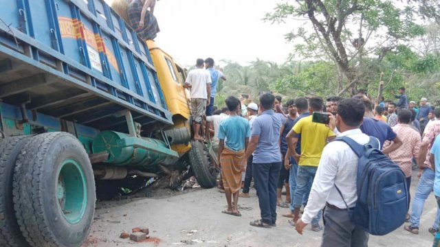 14 killed when a truck hits auto-rickshaw, private car in Jhalakathi | Miscellaneous News 