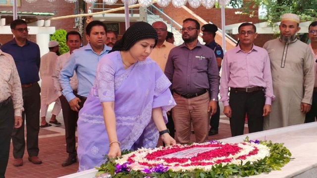 বঙ্গবন্ধুর সমাধিতে গণশিক্ষা প্রতিমন্ত্রীর শ্রদ্ধা | বিবিধ নিউজ 