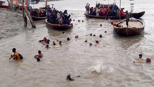 মোংলা নদীতে ৮০ জন যাত্রী নিয়ে ট্রলারডুবি | বিবিধ নিউজ 