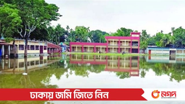 সামান্য বৃষ্টিতে স্কুল মাঠে হাঁটুপানি, ভোগান্তিতে শিক্ষার্থীরা | স্কুল নিউজ 