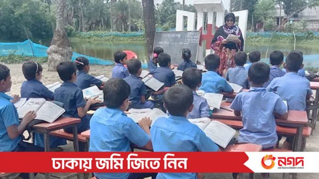 ঘূর্ণিঝড়ে স্কুলের ছাউনি উড়ে গেছে, শিক্ষার্থীরা ক্লাস করছে গাছতলায় | স্কুল নিউজ 