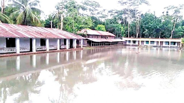 শিক্ষায় বন্যার ক্ষত, চিন্তিত অভিভাবকরা | মাদরাসা নিউজ 