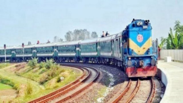 যাত্রাবিরতির দাবিতে ট্রেন আটকে রাখলেন শিক্ষার্থীরা | বিবিধ নিউজ 