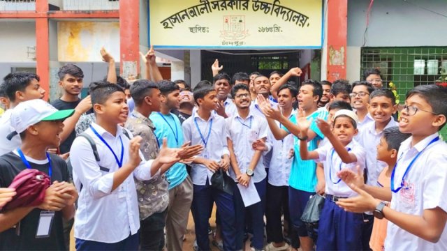 বিনা টিকিটে খেলা দেখতে না পেরে শিক্ষার্থীদের বিক্ষোভ দৈনিক শিক্ষা