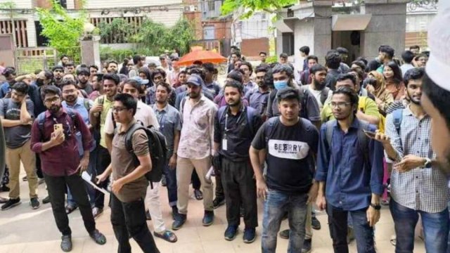 টিউশন ফি কমানোসহ কয়েক দাবিতে আইইউবি শিক্ষার্থীদের আন্দোলন | বিশ্ববিদ্যালয় নিউজ 