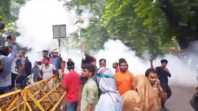 টিয়ারশেল নিক্ষেপ ৩৫ প্রত্যাশীদের ওপর | বিবিধ নিউজ 