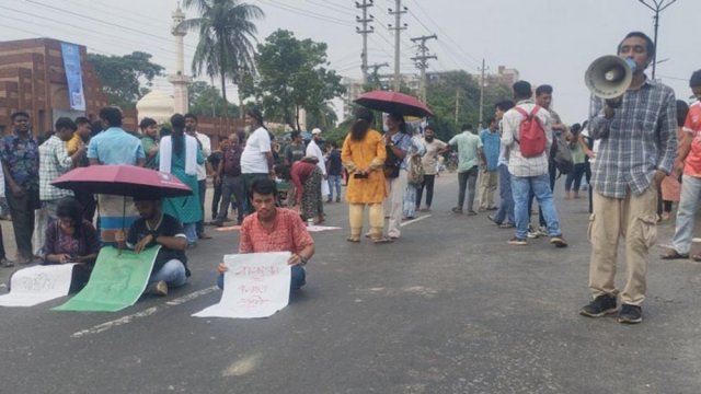 শ্রমিক হত্যার বিচারের দাবিতে জাবি শিক্ষার্থীদের মহাসড়ক অবরোধ | বিশ্ববিদ্যালয় নিউজ 