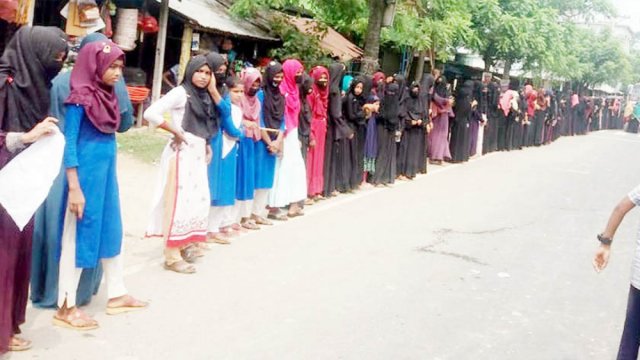 শিক্ষককে মারধরের প্রতিবাদে শিক্ষার্থীদের সড়ক অবরোধ | স্কুল নিউজ 