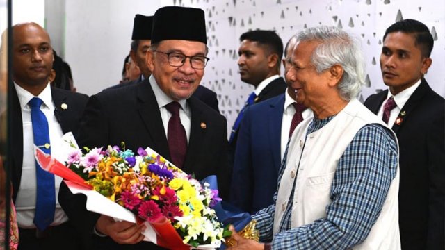 Very happy to welcome my old friend: Prof Yunus on receiving Malaysian PM | Miscellaneous News 
