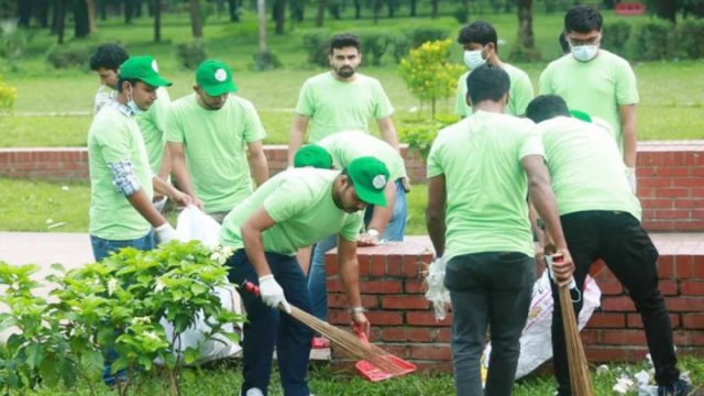 জিয়াউর রহমানের মাজার প্রাঙ্গণ পরিষ্কার করলো ছাত্রদল দৈনিক শিক্ষা