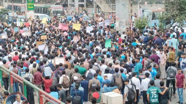 ২৪ ঘণ্টার আল্টিমেটাম দিয়ে রাস্তা ছাড়লো সাত কলেজ শিক্ষার্থীরা দৈনিক শিক্ষা