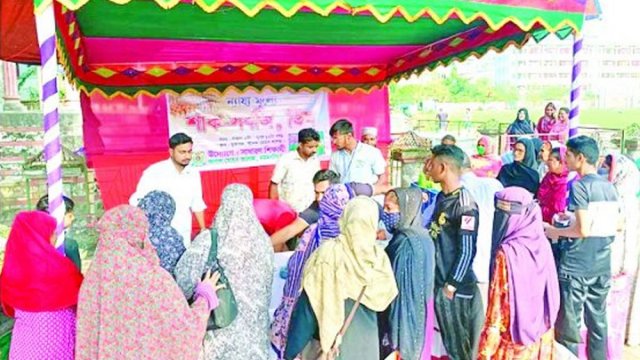 ‘সিন্ডিকেট ভাঙতে’ ন্যায্যমূল্যে শাকসবজি বিক্রি করছেন শিক্ষার্থীরা দৈনিক শিক্ষা