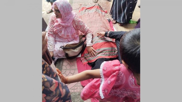 ভর্তি পরীক্ষার হলে মেয়ে, অপেক্ষারত মা ঢলে পড়লেন মৃত্যুর কোলে | বিশ্ববিদ্যালয় নিউজ 