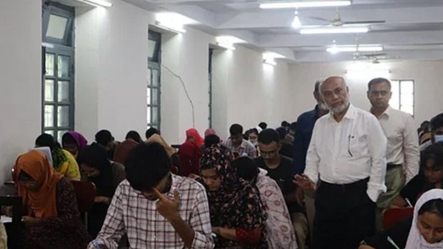 কৃষিগুচ্ছ পরীক্ষায় মুঠোফোন ব্যবহার করে ধরা নূর | পরীক্ষা নিউজ 
