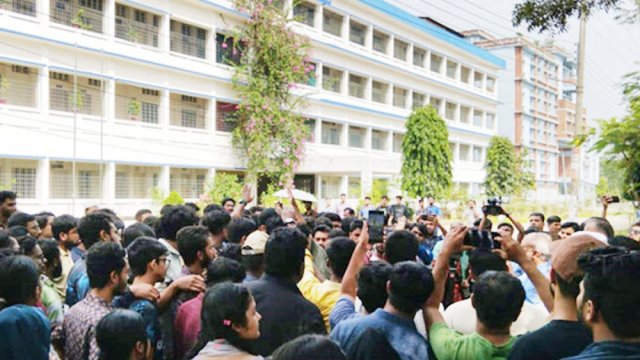 সিকৃবিতে প্রশাসনিক ভবনে তালা, বন্ধ ক্লাস-পরীক্ষা | বিশ্ববিদ্যালয় নিউজ 