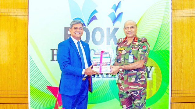 বরিশাল ক্যান্টনমেন্টে বিকাশের বই উপহার | বিবিধ নিউজ 