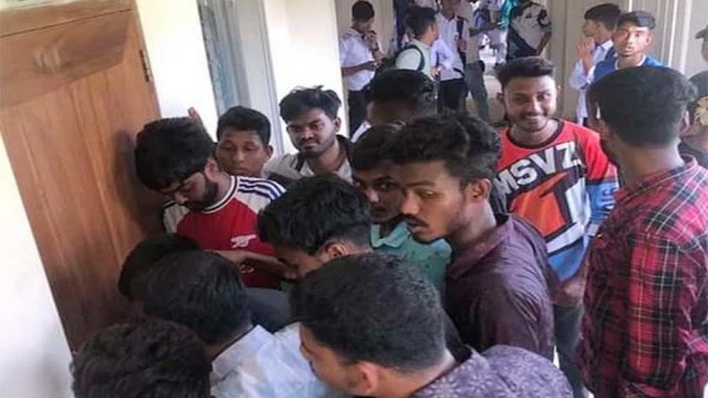 অধ্যক্ষের অপসারণের দাবিতে ক্লাস বর্জন ও বিক্ষোভ | কলেজ নিউজ 