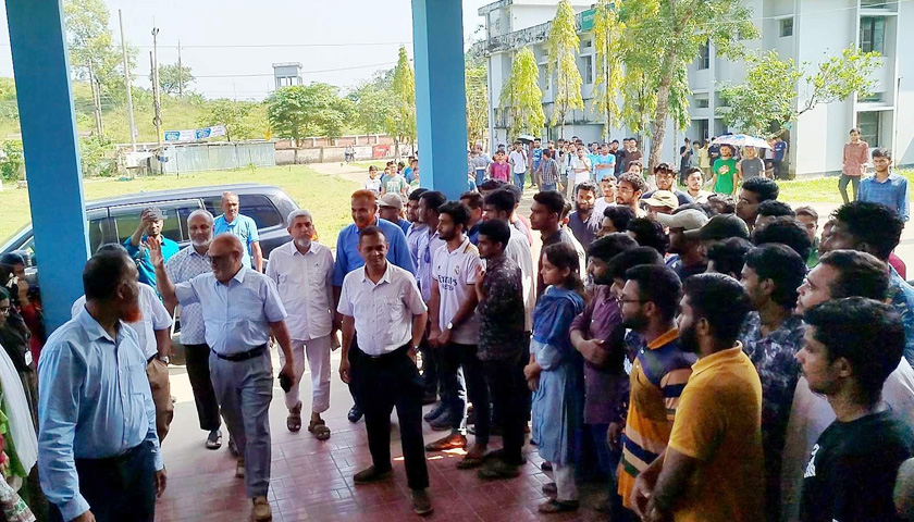 প্রক্টর-রেজিস্ট্রারের পদত্যাগসহ ৮ দাবি সিকৃবি শিক্ষার্থীদের