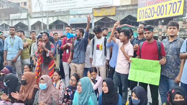 স্বতন্ত্র বিশ্ববিদ্যালয়ের দাবি: সাত কলেজ শিক্ষার্থীদের সড়ক অবরোধ শুরু | কলেজ নিউজ 