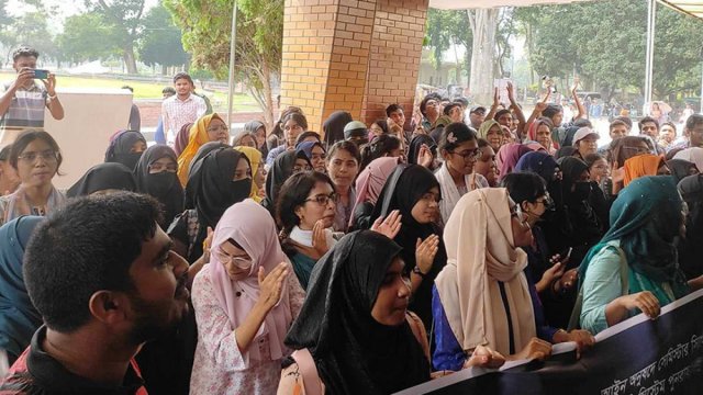 সেমিস্টার পদ্ধতি বাতিলের দাবিতে রাবি শিক্ষার্থীদের অনশন | বিশ্ববিদ্যালয় নিউজ 