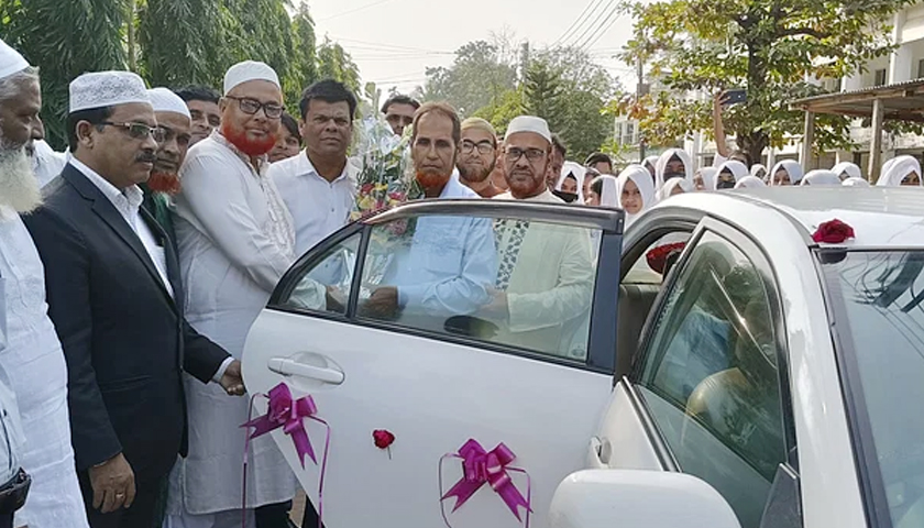 বিদায় অনুষ্ঠান শেষে প্রাইভেট কারে বাড়ি ফিরলেন শিক্ষক