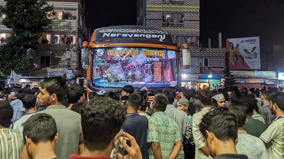 বাসচাপায় ববি ছাত্রী নিহত, সড়ক অবরোধ