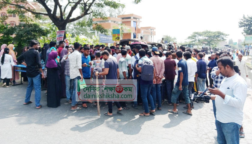 চালক গ্রেফতার না হওয়ায় ফের মহাসড়ক অবরোধ ববি শিক্ষার্থীদের