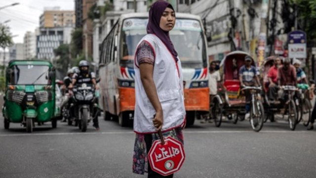 Trained students take up traffic control duties to ease congestion in Dhaka | University News 