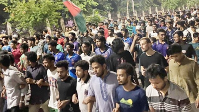 ঢাবিতে দেয়ালে ছাত্রদলের পোস্টার, প্রতিবাদে শিক্ষার্থীদের বিক্ষোভ | বিশ্ববিদ্যালয় নিউজ 