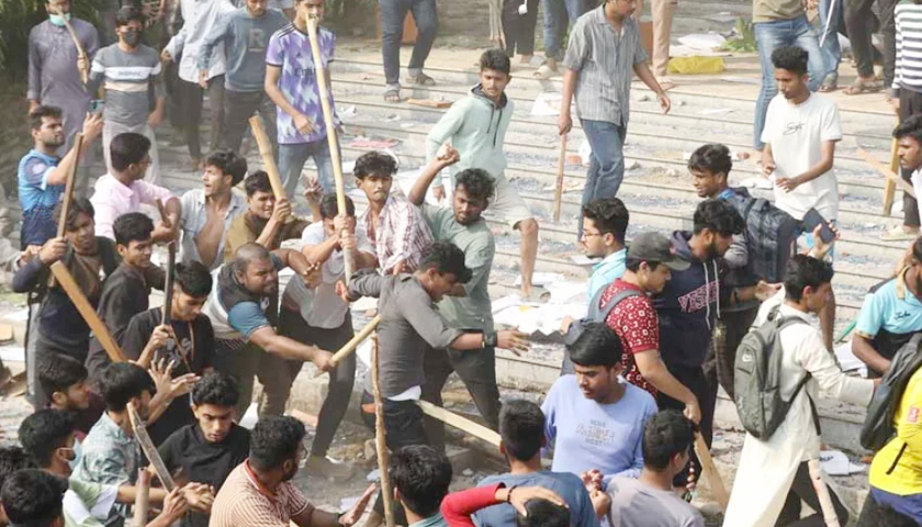 ছবিতে মোল্লা কলেজে হামলা-ভাঙচুর