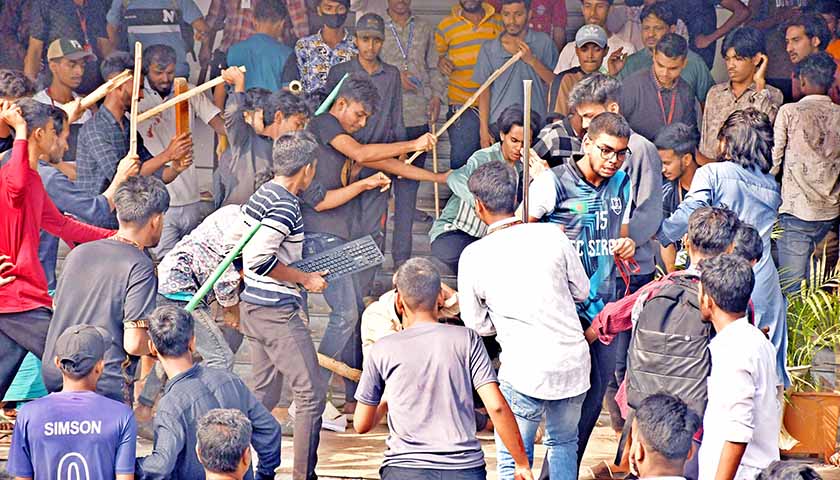 ছবিতে মোল্লা কলেজে হামলা-ভাঙচুর