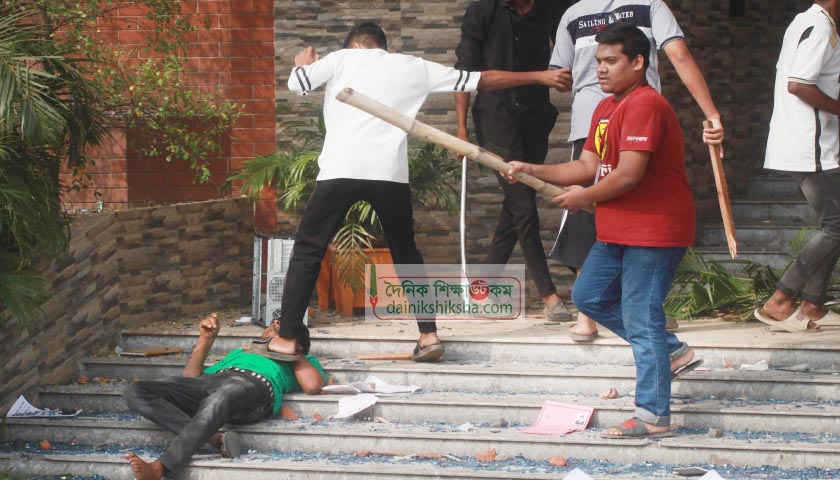 ছবিতে মোল্লা কলেজে হামলা-ভাঙচুর