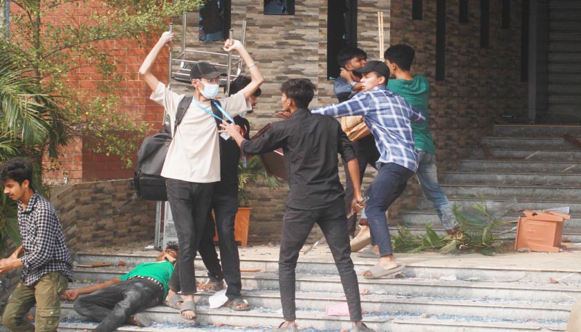 ছবিতে মোল্লা কলেজে হামলা-ভাঙচুর