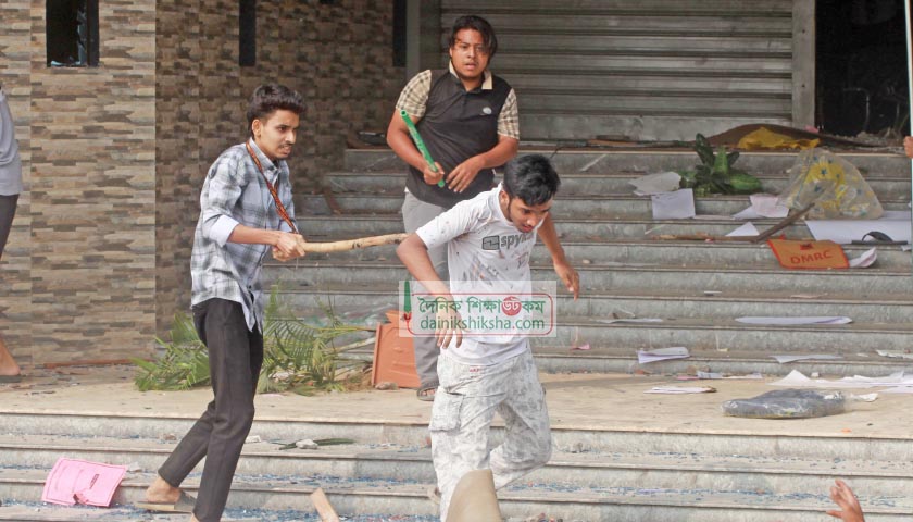 ছবিতে মোল্লা কলেজে হামলা-ভাঙচুর