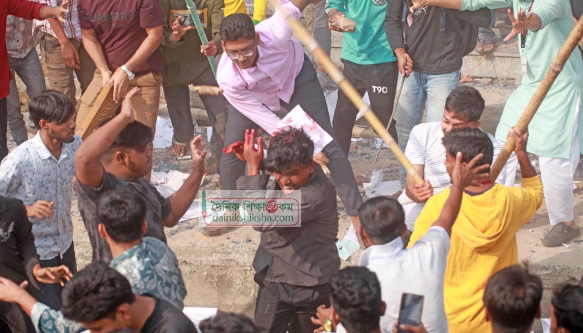 ছবিতে মোল্লা কলেজে হামলা-ভাঙচুর