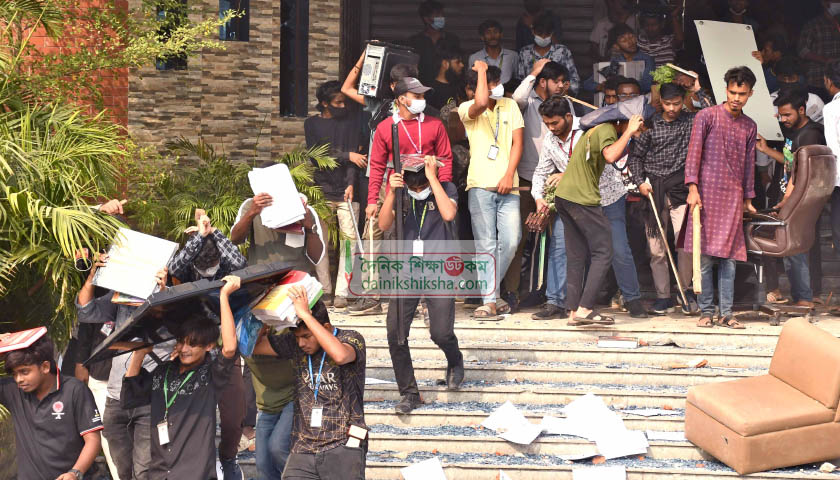 ছবিতে মোল্লা কলেজে হামলা-ভাঙচুর