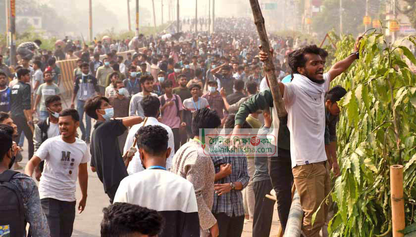 ছবিতে মোল্লা কলেজে হামলা-ভাঙচুর